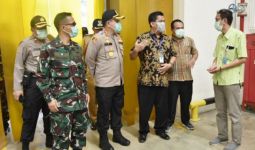 TNI-Polri Patroli Physical Distancing di Pabrik - JPNN.com