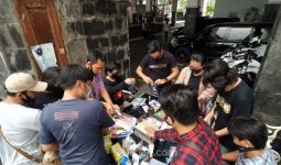 Aksi Solidaritas, Jurnalis Balai Kota Bagikan Masker kepada Warga yang Masih Bekerja di Tengah Wabah Corona - JPNN.com