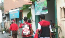Bantu Pemerintah Lawan Corona, Forum Relawan Jokowi Gelar Penyemprotan Disinfektan di Jakarta Timur - JPNN.com