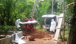 Isak Tangis Keluarga Iringi Prosesi Pemakaman Jenazah PDP COVID-19 - JPNN.com