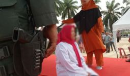Gegara Berbuat Terlarang, Mbak Wat Dihukum Cambuk 200 Kali - JPNN.com