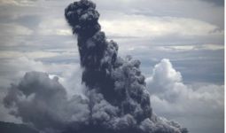 Anak Krakatau Erupsi, Masyarakat dan Wisatawan Dilarang Mendekat di Jarak Ini - JPNN.com