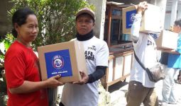 Pandemi Corona, Arema FC Berbagi Sembako untuk Warga Malang - JPNN.com