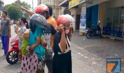Aksi Dua Emak-Emak Curi Beras, Kabur dengan Motor Lawan Arah, Jatuh di Polisi Tidur - JPNN.com