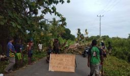 Warga Tolak Jenazah Corona, Jalan ke Pemakaman Diblokade - JPNN.com