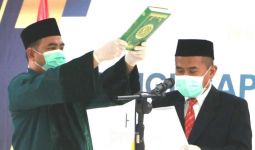 Bermasker Ucapkan Sumpah di Bawah Alquran, Didik Supriyanto Resmi Masuk DKPP - JPNN.com