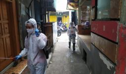 Selain Bagikan Makanan Gratis, Forum Relawan Jokowi Juga Lakukan Penyemprotan Disinfektan - JPNN.com