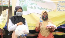 Komunitas Plastik Membagikan Sembako dan Masker ke 500 Pemulung - JPNN.com