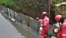 Anak Sungai Cinambo Tercemar BBM - JPNN.com