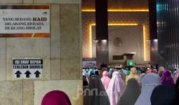 Selama Belum Dilarang, Warga Megamendung Masih Tarawih di Masjid - JPNN.com