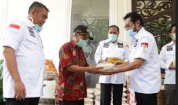 Yorrys Raweyai Bersama Pimpinan Komite II DPD RI Bantu Warga Terdampak Covid-19 - JPNN.com