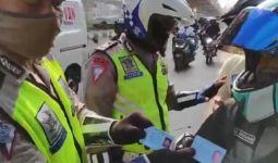 Polisi Sampai Rela Mengongkosi Pelanggar PSBB Naik Angkot - JPNN.com
