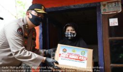 Kala Irjen Iqbal Gerilya dari Lorong ke Lorong Berikan Bantuan ke Masyarakat - JPNN.com