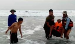 Perahu Terbalik Setelah Dihantam Ombak, Bagaimana Nasib Dua Nelayan? - JPNN.com