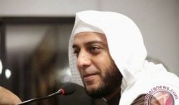 Syekh Ali Jaber Ditusuk Saat Berceramah di Atas Mimbar, Bagaimana Kondisinya? - JPNN.com