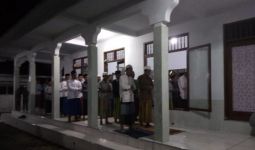Jemaah Pesantren Ini Mulai Salat Tarawih - JPNN.com