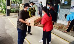  Priskila Donasikan 7.200 Hand Spray untuk Tenaga Medis Lawan Corona - JPNN.com