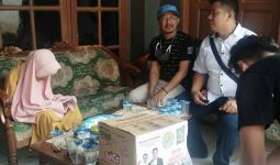 DKN dan Ketua Fraksi PKB Garut Langsung Turun Serahkan Bantuan ke Nenek Minah - JPNN.com
