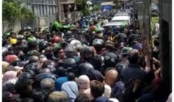 Massa yang Mengantre Pembagian Sembako di Rumah Gubernur Isran Langsung Dibubarkan Polisi - JPNN.com