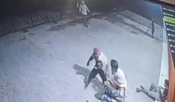 Kawanan Begal Sadis Terekam CCTV saat Menghujani Korban dengan Empat Tusukan - JPNN.com