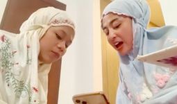 Ajari Cimoy Montok Mengaji, Dewi Perssik: Tidak Ada Kata Terlambat - JPNN.com
