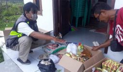 Ada Ayam Busuk di Dalam Paket Sembako Buat Warga - JPNN.com