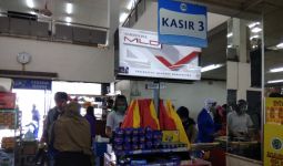 Tangkal Corona, Kasir Supermarket Pakai APD - JPNN.com