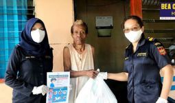 Bea Cukai Jayapura dan Bea Cukai Gresik Bagi-bagi Sembako di Tengah Pandemi COVID-19 - JPNN.com