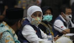 Bu Risma Sebut Surabaya sudah Zona Hijau, Begini Reaksi Khofifah - JPNN.com