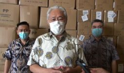 Dukung Tenaga Medis, Enggar Serahkan Bantuan Alat Medis Covid-19 ke Banyuwangi - JPNN.com