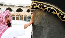 Masjidilharam Sepi dari Jemaah, Imam Sudais Ikut Bersihkan Kakbah - JPNN.com