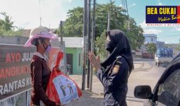 Bea Cukai Serahkan Paket Sembako Kepada Warga Terdampak Covid-19 di Berbagai Daerah - JPNN.com