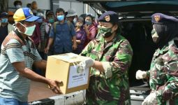 Srikandi Laut Koarmada II Bantu Masyarakat Terdampak Covid-19 - JPNN.com