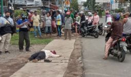 Diana Tiba-tiba Jatuh Terkapar di Tepi Jalan, Warga Langsung Menghindar - JPNN.com