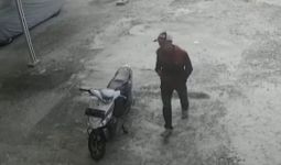 Perbuatan Terlarang Pemuda Ini Terekam CCTV, Videonya Viral di Media Sosial - JPNN.com