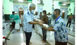 Korpri Jateng Menyumbangkan Paket Bantuan untuk Jemaah Masjid Agung - JPNN.com
