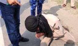 Apes, Petugas Stop Mobil Pejabat saat Karantina Wilayah - JPNN.com