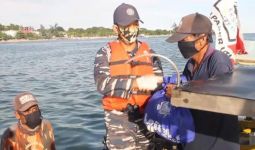 Personel Kapal Perang TNI AL Ini Bantu Nelayan Terdampak Covid-19 - JPNN.com