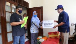 Pupuk Indonesia Bagikan Ratusan Paket Sembako Kepada Masyarakat Jakarta Barat - JPNN.com