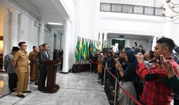 Imbauan Ridwan Kamil: Jangan Panik Beli Masker dan Sembako - JPNN.com
