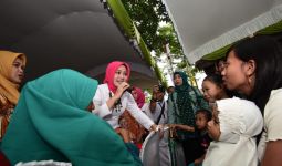 Sarling di Indramayu: Atalia Serahkan Bantuan Dana Pendampingan Gizi kepada Puskesmas Babadan - JPNN.com