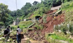 37 Makam di Bandung Tergerus Longsor - JPNN.com