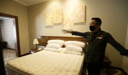 Tampung di Hotel Bintang Lima, Gubernur Jabar Sambangi Tenaga Medis Perawat Pasien COVID-19 - JPNN.com