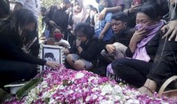 Isak Tangis Iringi Pemakaman Didi Kempot - JPNN.com