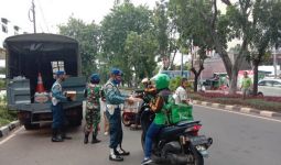 Polisi Militer Lantamal III Berbagi Takjil untuk Masyarakat yang Melintas di Sini - JPNN.com