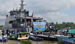 Kapal Angkatan Laut Kelambau Diserbu Puluhan Perahu Nelayan, Ada Apa? - JPNN.com