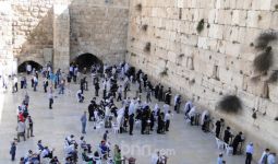 Kenakan Masker, Umat Yahudi Kembali Berziarah di Tembok Ratapan - JPNN.com