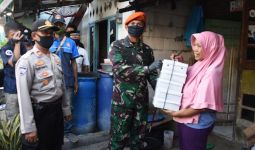 Paskhas TNI AU Bagikan 2.225 Takjil dan Nasi Kotak Untuk Warga Terdampak Covid-19 - JPNN.com
