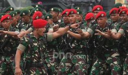 Anggota TNI Ini Rela Mengasuh 3 Anak yang Orang Tuanya Meninggal karena Covid-19 - JPNN.com