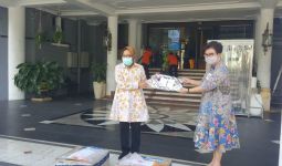 RS Siloam Surabaya Serahkan 1.000 VTM Swab kepada Bu Risma - JPNN.com